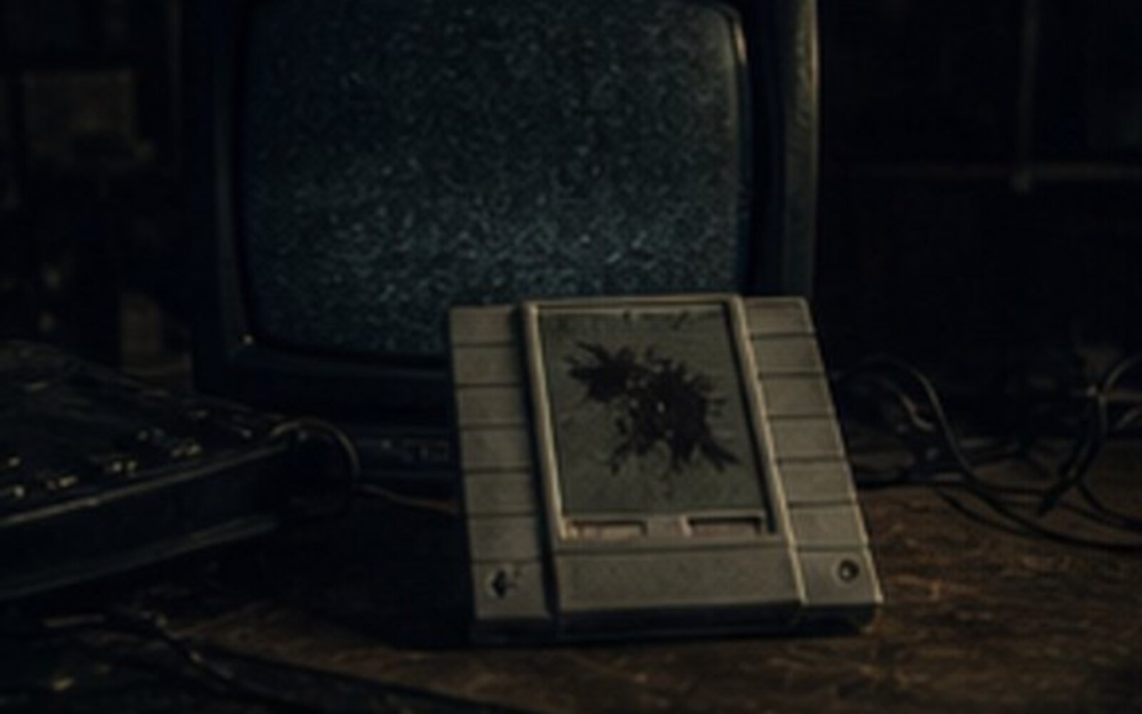 CRT 화면 옆에 놓인 오래된 게임 카트리지